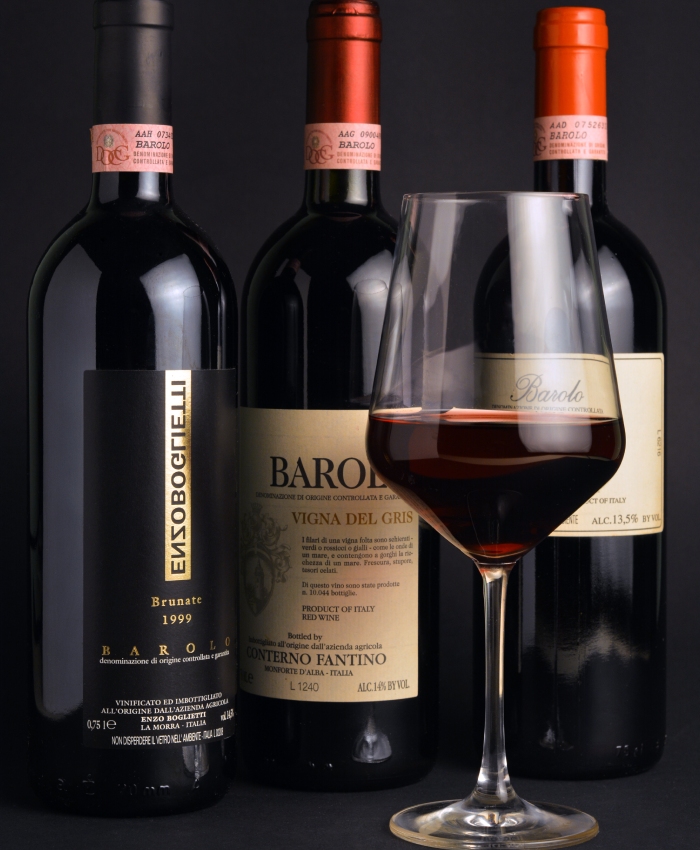 Bouteilles de vin rouge avec verre de dégustation mettant en avant l’impression d’étiquette de vin haut de gamme