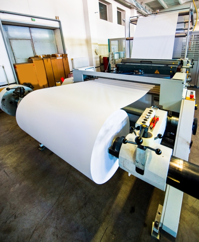 Machine grand format utilisée pour l’impression de bâche sur rouleau en atelier