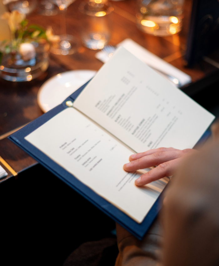Menu de restaurant imprimé présenté sur une table pour une consultation élégante en salle